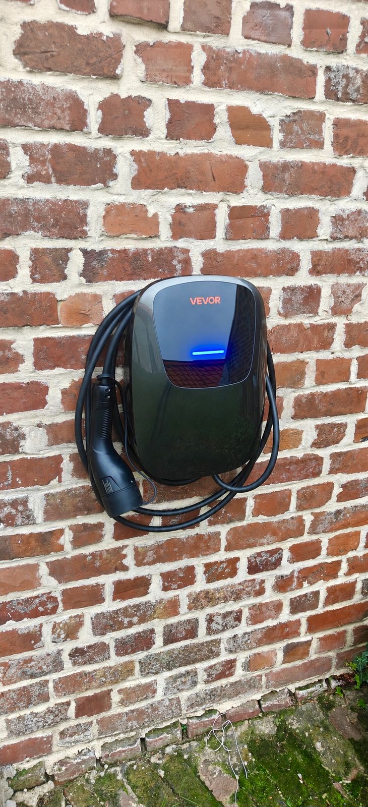 Borne de recharge murale installée en extérieur, avec voyant lumineux d'état allumé