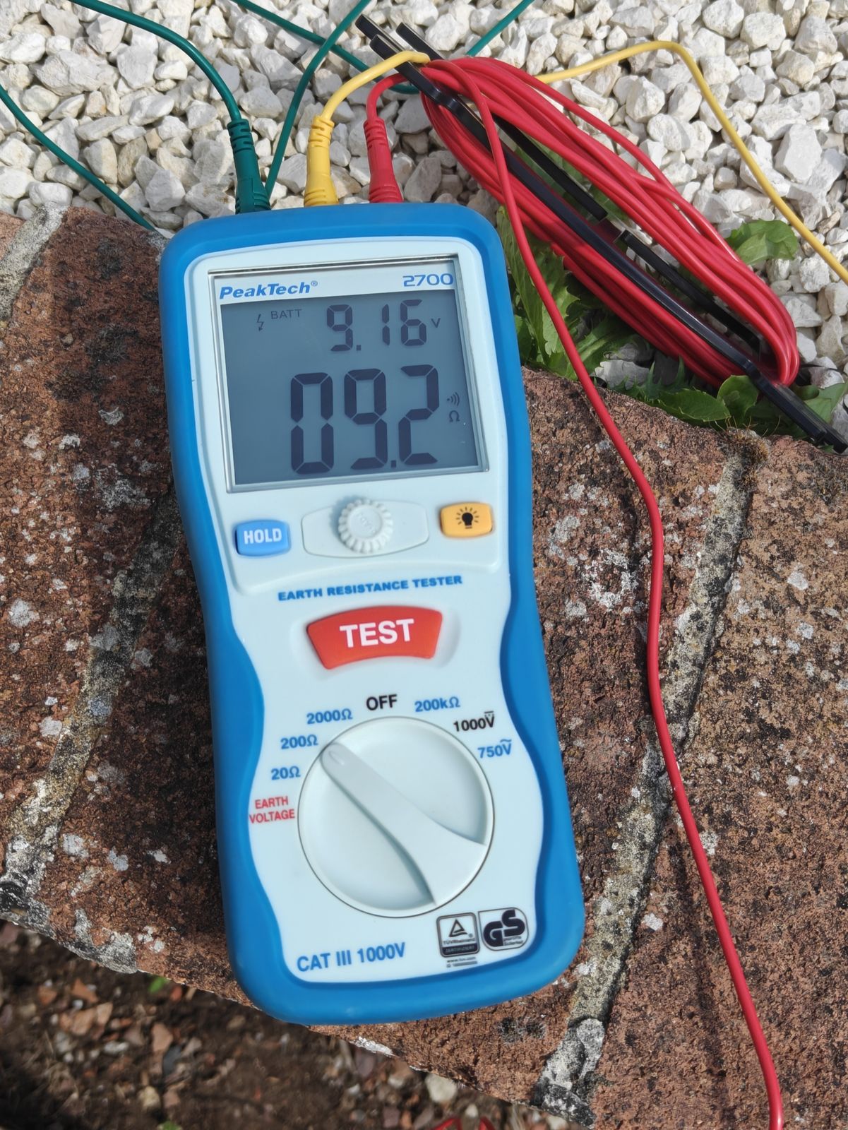 Contrôleur de résistance de terre affichant une mesure de 9,2 ohms, valeur conforme