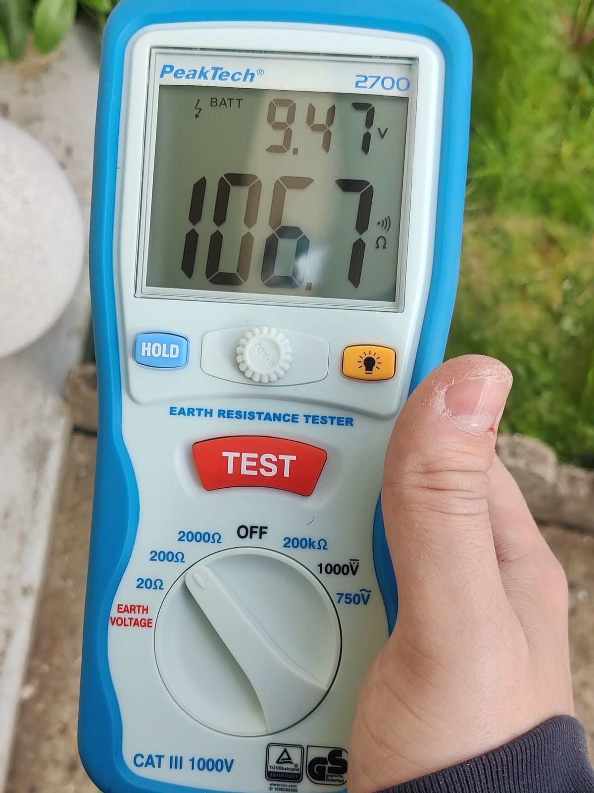 Contrôleur de résistance de terre affichant une mesure de 106,7 ohms, valeur non conforme