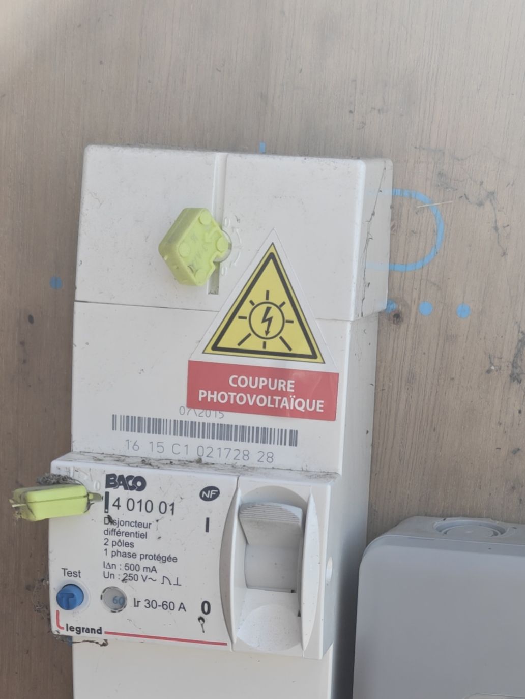 Disjoncteur différentiel avec étiquette de sécurité "Coupure photovoltaïque"