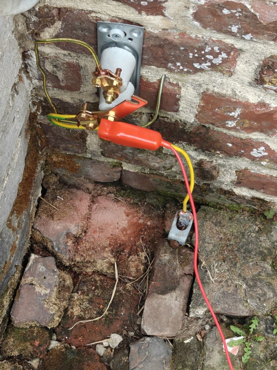 Barrette de coupure de terre ouverte pour une mesure de résistance de terre, sur un mur en pierre